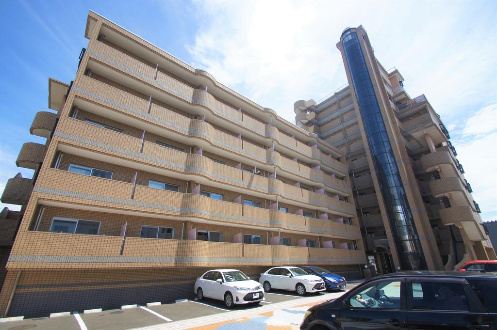 建物外観　ヨークベニマルが徒歩3分。毎日の買い物に便利ですね。