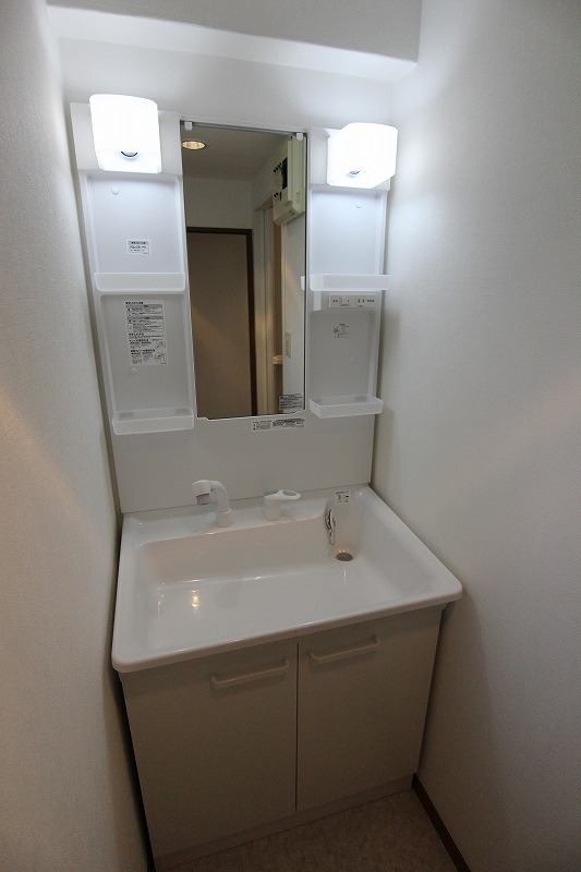 洗面設備　写真は同物件の別号室です。