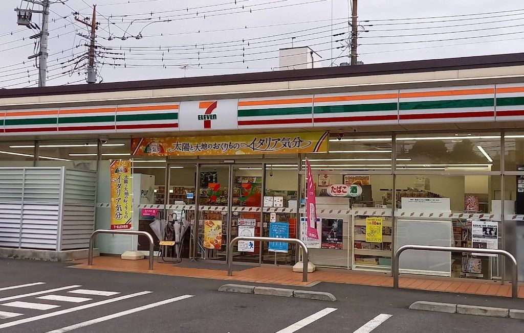 コンビニ　セブンイレブン蕨中央3丁目店（コンビニ）まで200m