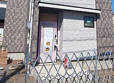 エントランス　２面採光です