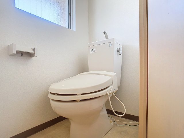 トイレ　掲載写真は同型モデルを掲載しており実際のお部屋と仕様等が異な