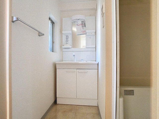 洗面設備　掲載写真は同型モデルを掲載しており実際のお部屋と仕様等が異な
