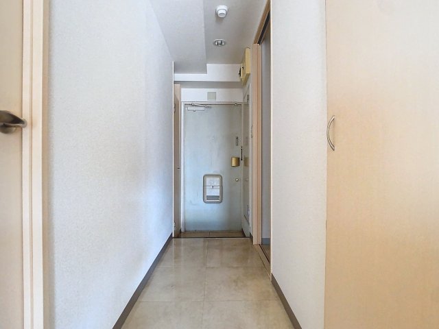 玄関　掲載写真は同型モデルを掲載しており実際のお部屋と仕様等が異な