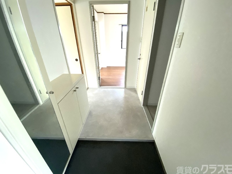 玄関　玄関を一歩入ると・・・こんな感じです。