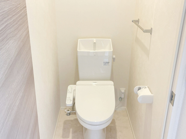 トイレ　温水洗浄便座付きトイレです。