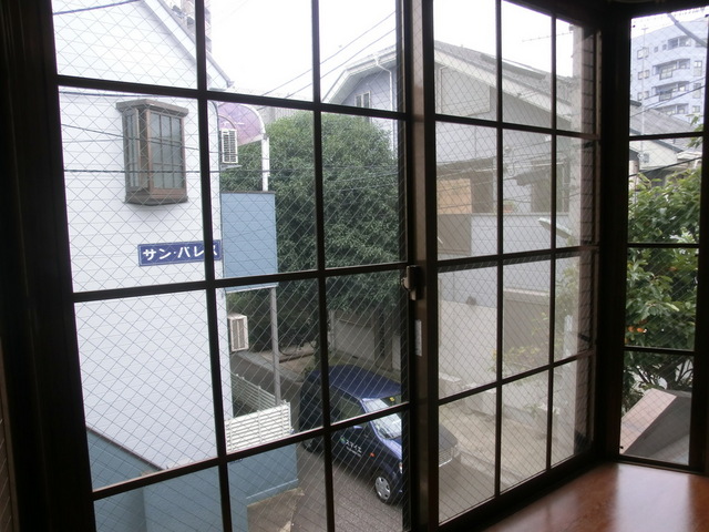 眺望　出窓付きのお部屋となっております。