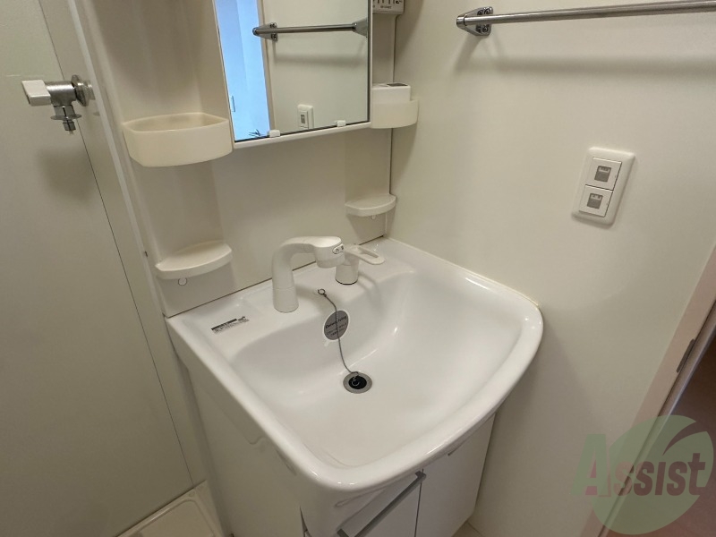 洗面設備　洗面台はシンプルなつくりで手入れがしやすそうですね。