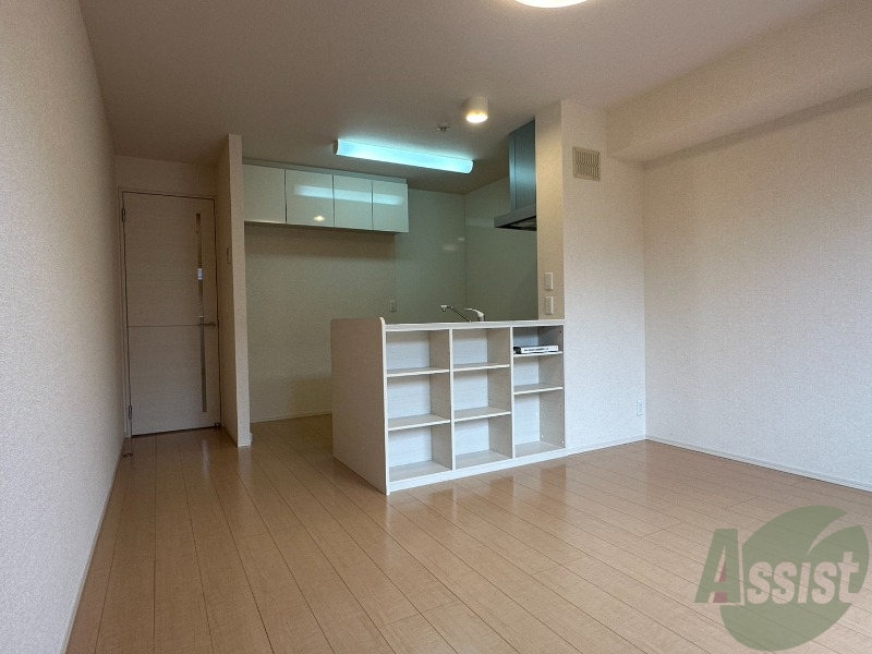 居室・リビング　白を基調とした綺麗なお部屋ですね。日当たりも良好です