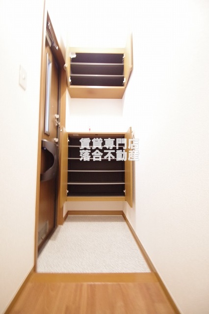 玄関　収納もある玄関