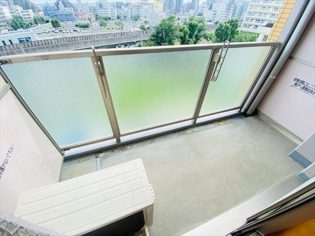 バルコニー　同一建物内６０６号室の内装写真になります。