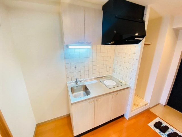 キッチン　同一建物内６０６号室の内装写真になります。