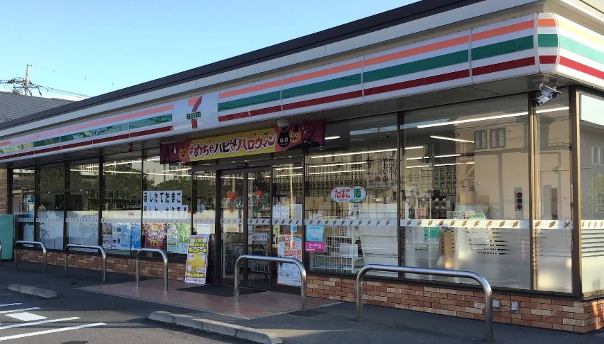 コンビニ　セブンイレブン（コンビニ）まで812m