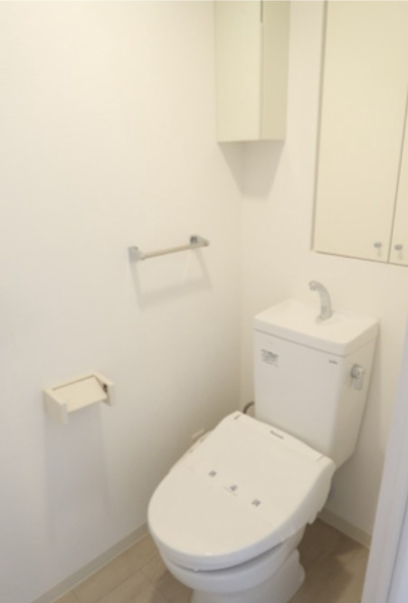 トイレ　落ち着いた色調のトイレです