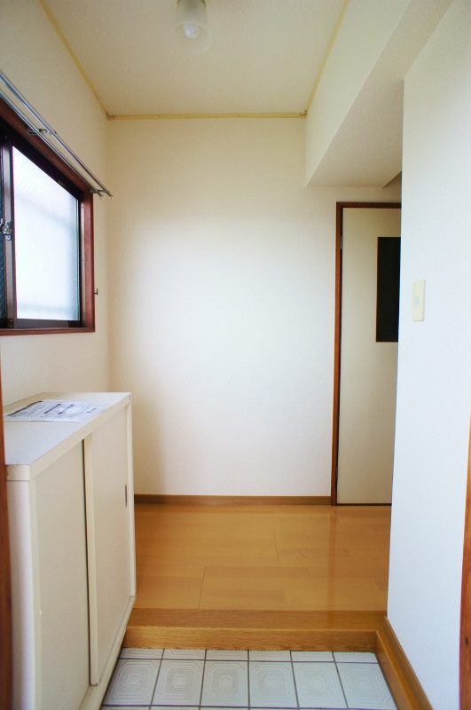 玄関　収納もある玄関です※別号室のお写真になります。