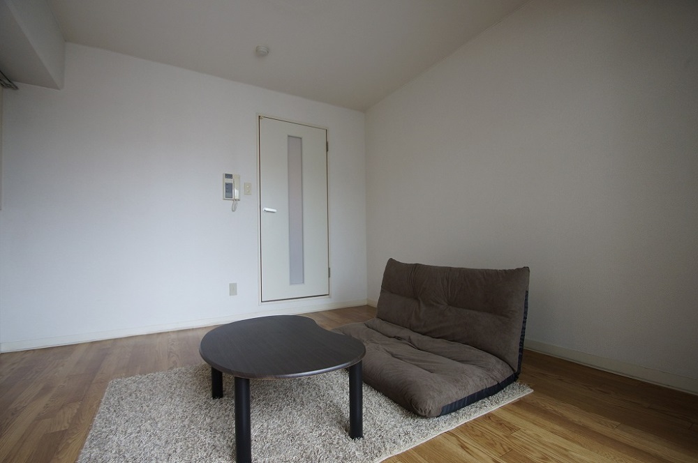その他部屋・スペース　落ち着いた色合いの床材を使用した居住空間です。
