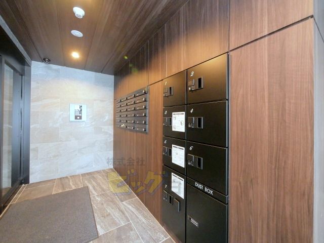 エントランス　留守中も荷物が受け取れて便利な宅配ＢＯＸ完備しています♪