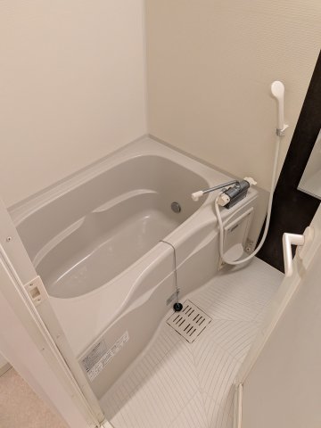 バス・シャワールーム　ゆっくり足をのばして入れます