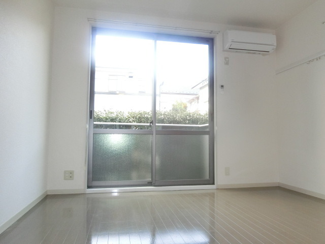 居室・リビング　２面採光のお部屋で通気性がいいですよ。