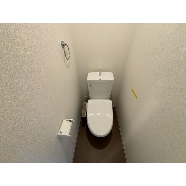 トイレ　温水洗浄便座付きのトイレです♪