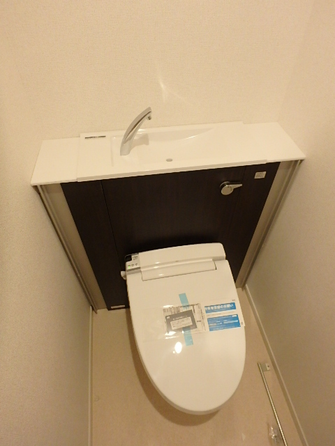 トイレ　タンクもオシャレにあしらわれたトイレスペース。