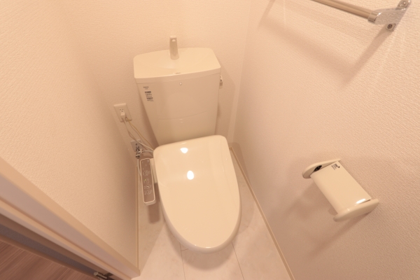 トイレ　温水シャワー付きトイレです