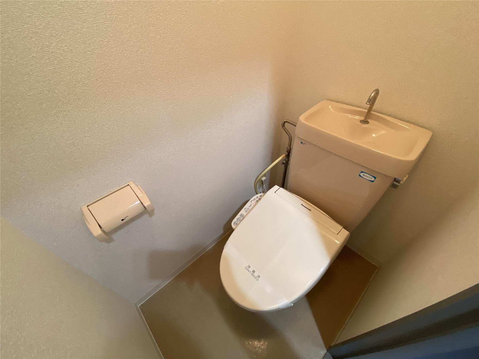 トイレ　温水洗浄便座付きのトイレです