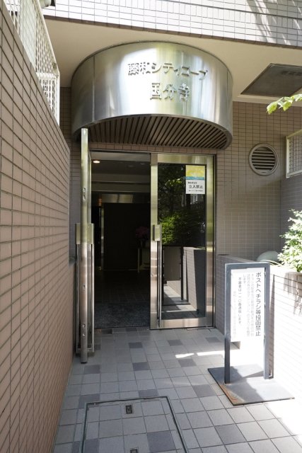 エントランス　落ち着いたエントランスです