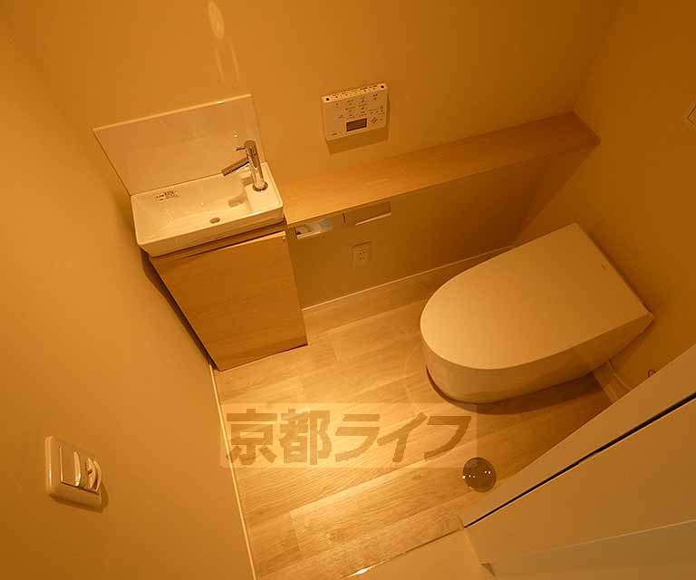 トイレ　広々したトイレですね。