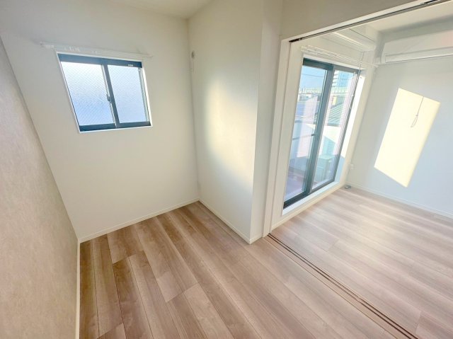 その他部屋・スペース　朝には心地よい光が差し込む、このお部屋でお休みください。
