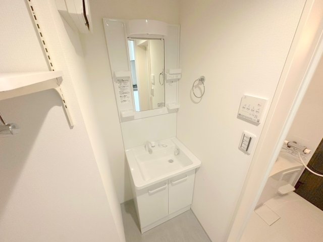洗面設備　人気の独立洗面所にはうれしいシャンプードレッサーが付いてます