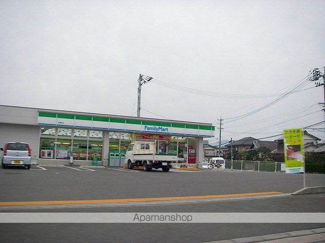 コンビニ　ファミリーマート（コンビニ）まで700m