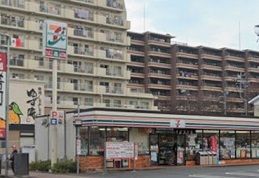 コンビニ　セブンイレブン横須賀北久里浜店（コンビニ）まで126m