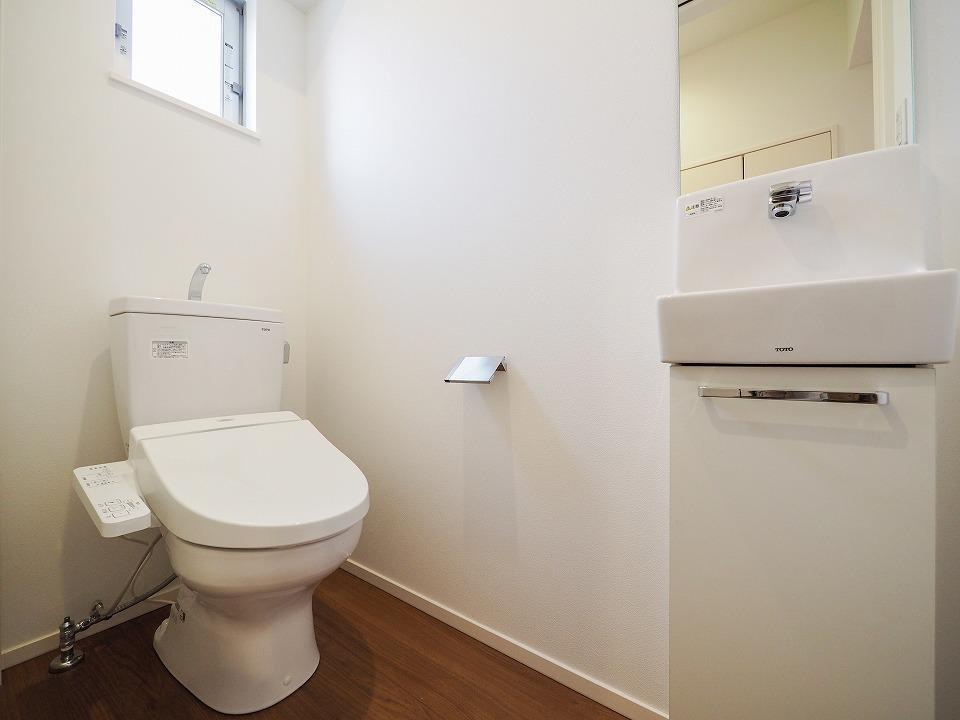 トイレ　トイレにも手洗い場を設けました