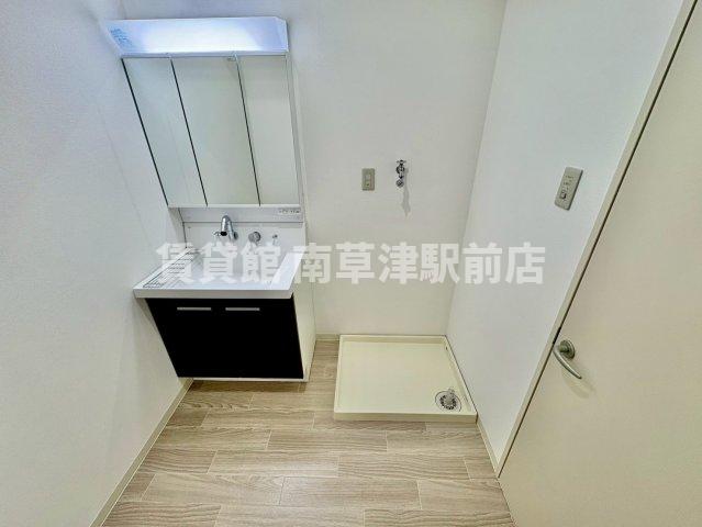 洗面設備　同建物内の同タイプ別室写真となります。