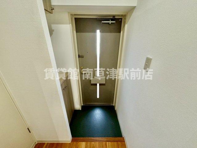 玄関　同建物内の同タイプ別室写真となります。