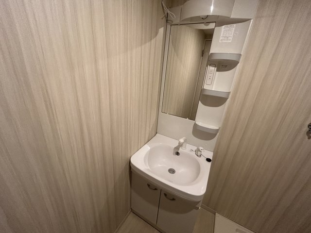洗面設備　収納ポケット付き、洗顔などのバス用品もバッチリ収納できます♪