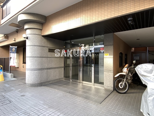 エントランス　重厚感のある建物デザイン♪