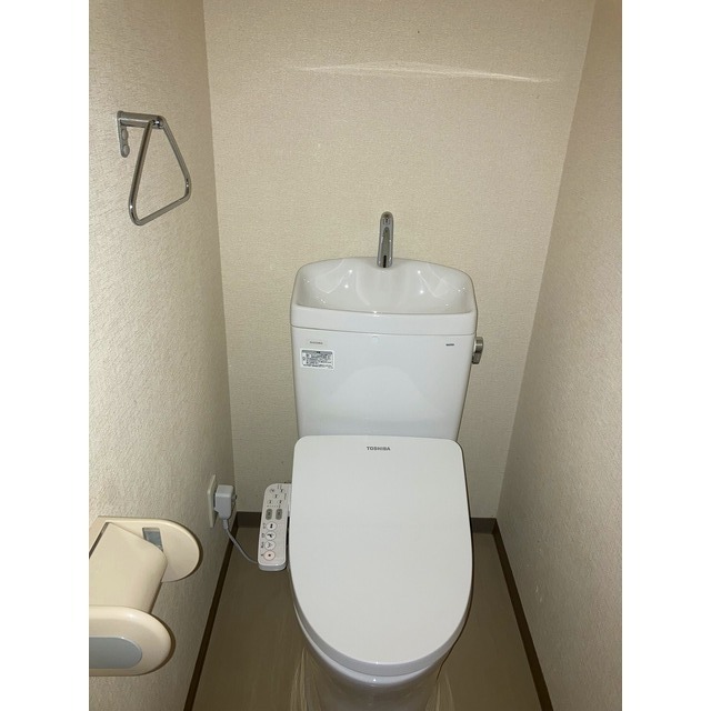トイレ　写真は類似タイプのお部屋のものになります。