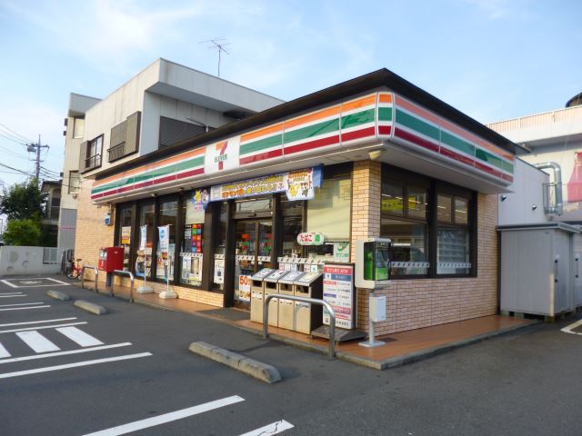 コンビニ　セブンイレブン（コンビニ）まで400m