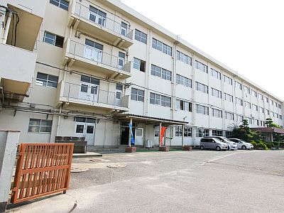 中学校　北九州市立本城中学校（中学校）まで843m