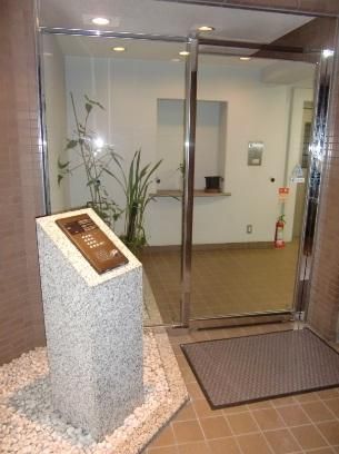 エントランス　落ち着いたエントランスです