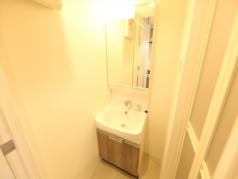 洗面設備　脱衣所　独立洗面台（シャンプードレッサー付）収納スペース有