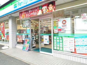 コンビニ　ファミリーマート足立綾瀬三丁目店（コンビニ）まで355m