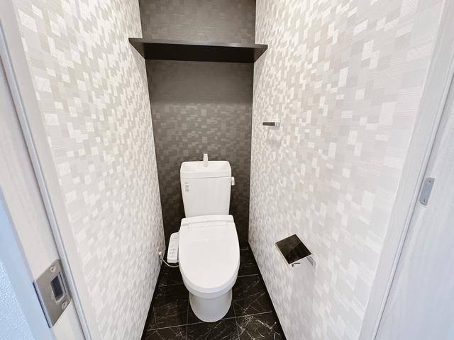 トイレ　＊同タイプの部屋の写真です