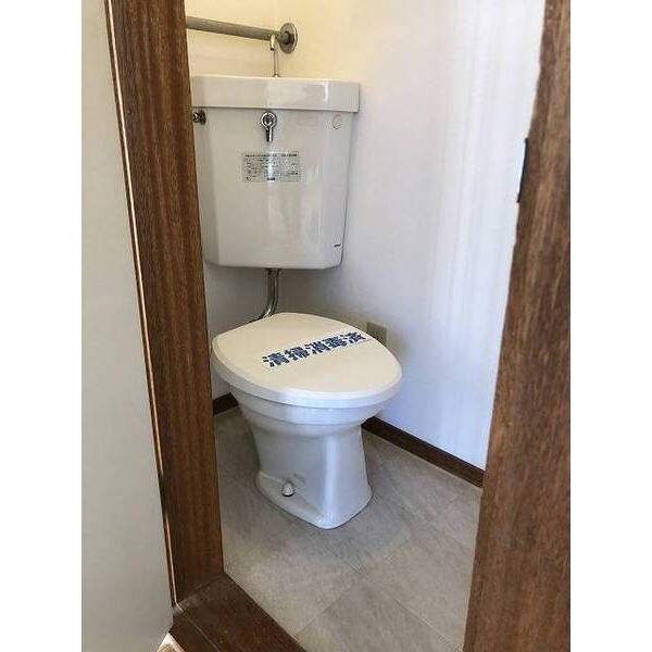 トイレ　落ち着いた色調のトイレです