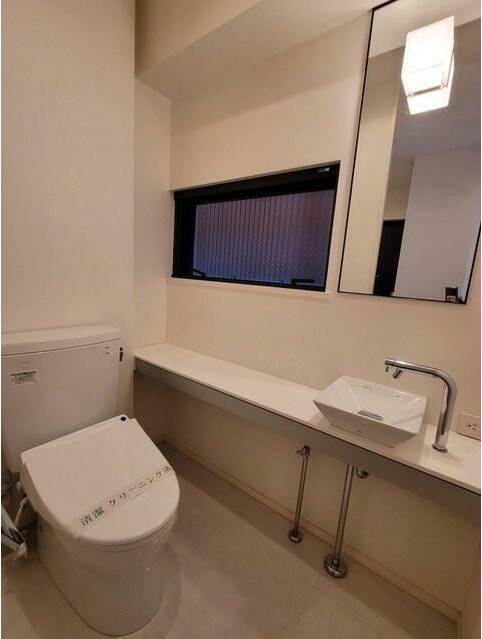 トイレ　落ち着いた色調のトイレです♪