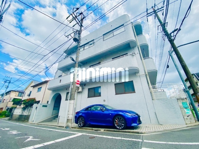 建物外観　バス通りを通って帰宅できます　コンビニ徒歩２分