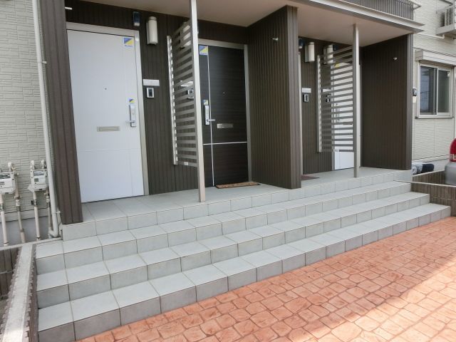 エントランス　来訪者のわかるTVホン付きです。