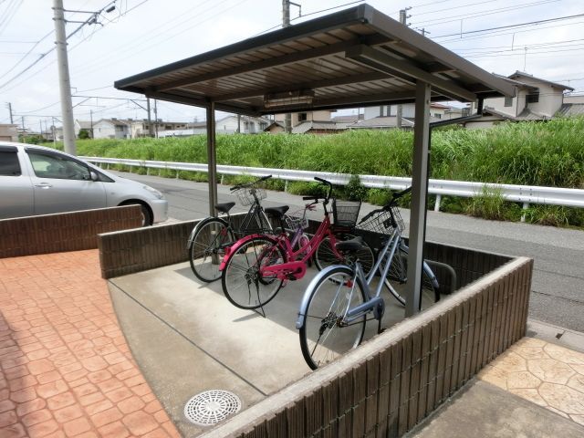 その他共有部分　屋根付きの駐輪場です。