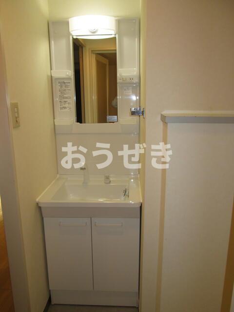 洗面設備　シャワー水栓付き洗面化粧台（…